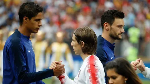 Como caballeros: Modric y Varane. Sin rencores.
