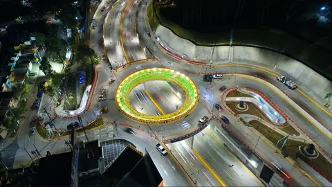 Vista panorámica del "Paso del Jaguar" en la noche. Esta obra cuenta con un moderno sistema que responde a la movilidad segura de la población y cumple con las normas de accesibilidad universal. Foto: Fovial