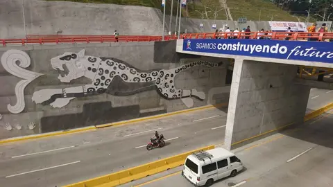 El Ministro de Obras Públicas, Eliud Ayala, dijo que se colocó en la pared la figura del Jaguar como un reconocimiento a nuestros antepasados y  cultura prehispánica. Foto: Fovial