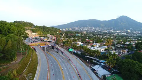 Según FOVIAL, la construcción de esta obra cuenta con seis nuevos carriles, tres de entrada y tres de salida que conectan la zona Norte y Sur a través de una rotonda, sin que haya un semáforo. Foto: Fovial