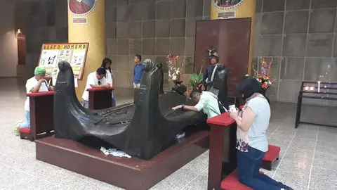 Fieles católicos se hicieron presentes a la tumba de Romero antes de la misa.