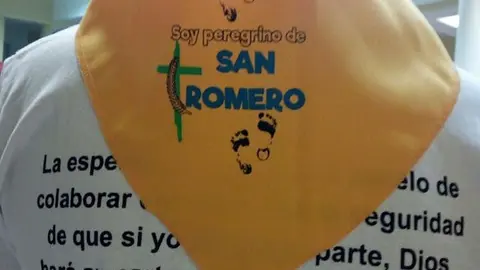 Un joven antes de iniciar los actos religiosos.