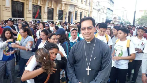 Finalizada la misa, el arzobispo preparado para la caminata.