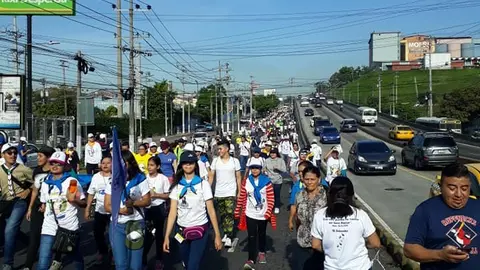 Fieles católicos en el recorrido en Bulevar del Ejercito.