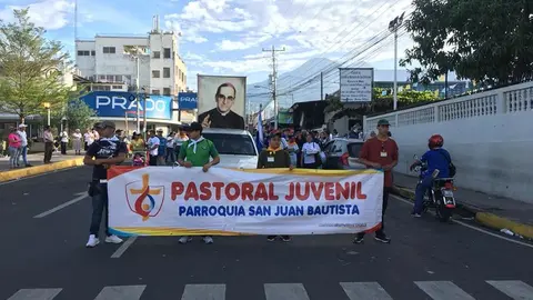 Fieles en Zacatecoluca en la caminata.