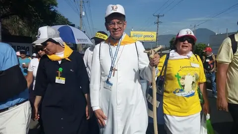 Cardenal Gregorio Rosa Chávez en la caminata.