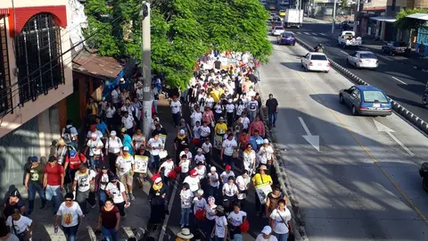 Fieles en la peregrinación en la avenida Juan Pablo II