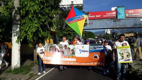Católicos muestran apoyo a Romero.