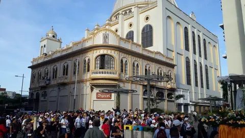 Fieles reunidos en Ciudad Barrios.