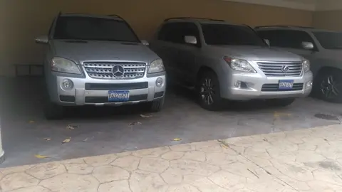 En total son cuatro vehículos de lujo que fueron adquiridos con fondos del Estado.