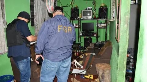 Fiscales del caso en una de las viviendas. Foto: FGR