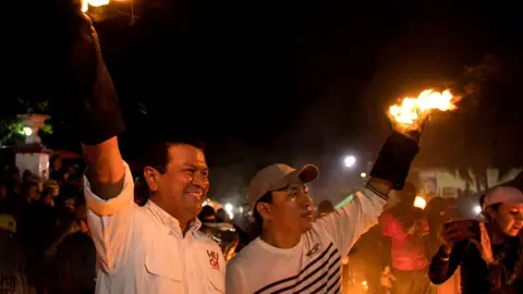 Hugo Martínez, el candidato del FMLN también se presentó al mismo evento.