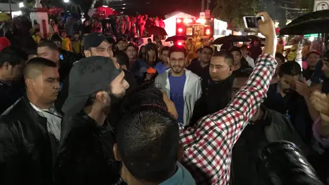 Muchos simpatizantes del candidato se acercaron para tomarse fotografías con él.