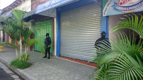 Algunos de los negocios se ofrecían reparaciones, activaciones y recargas de celulares.