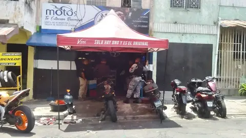 Se decomisaron más de 300 piezas y nueve motocicletas semi desmanteladas.