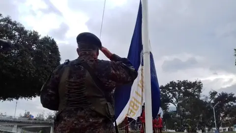 A tempranas horas de la mañana soldados rindieron homenaje a la bandera como un acto previo a la celebración de laos 197 años independencia de Centroamérica. Foto: Ministerio de Defensa