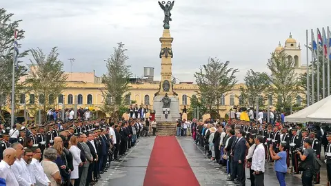 Momentos previos a la entrega floral en la plaza Libertad en el centro de San Salvador. @PDDHElSalvador