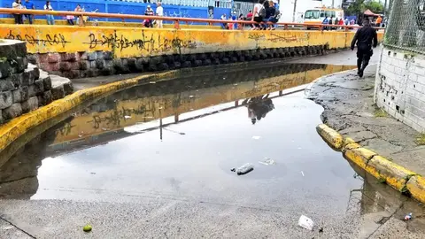 A raíz de las lluvias atemporaladas de esta mañana un tramo de calle de sobre la 49 Avenida Sur, en las cercanías de estadio "Mágico Gonzáles".