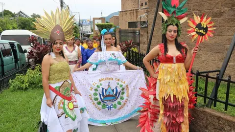 Privadas de libertad en fase de confianza de Centros Penales marchan en el desfile de los 197 años de independencia. Foto: Comunica_DGCP