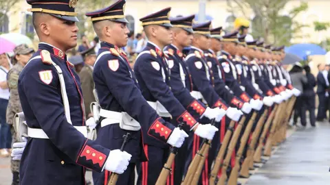 Elementos del Batallón Presidencial minutos previos a la colocación arreglos floreares en el centro de San Salvador. @PDDHElSalvador