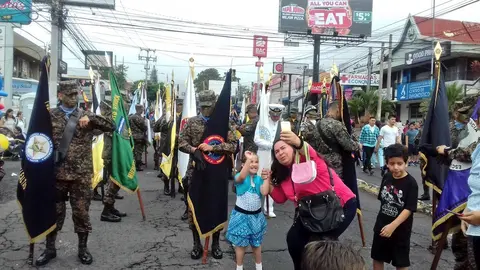 Como es tradición, familias llegan a ver el desfile militar.
Foto: Ministerio de Defensa