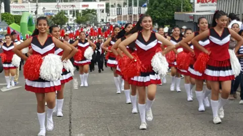 Estudiantes de los centros educativos se vistieron con vestidos de gala para desfilar en las principales calles de San Salvador.
Foto: Francisco Castaneda