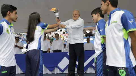 Presidente de la República entrega la Antorcha de la Paz a jóvenes atletas para colocarla en el pebetero que arderá durante el desfile en conmemoración.