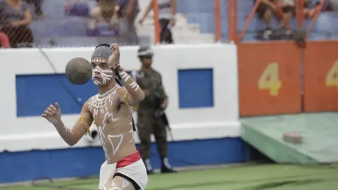 Jóvenes muestran sus habilidades en el juego de pelota en el desfile dentro del estado "Mágico González"
Foto: Casa Presidencial