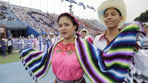 Jóvenes muertran el colorido de sus trajes típicos en el desfile dentro del estado "Mágico González"
Foto: Casa Presidencial