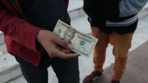 La falta de empleo es uno de los principales motivos que ha hecho que cientos de personas migren del país.