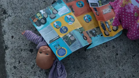 Menores de edad abandonan el país junto a sus padres.