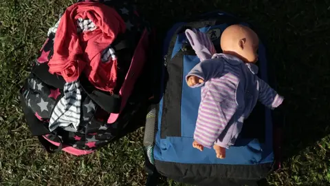 Representantes del CONNA estuvieron brindando información sobre los documentos necesarios para sacar a los menores de edad del país.