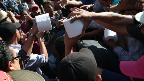 Caravana de migrantes recibieron algunos productos de primera necesidad por personas altruistas que buscaban apoyarlos.