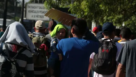 Jóvenes, adultos y niños abandonan El Salvador en busca de mejores oportunidades.