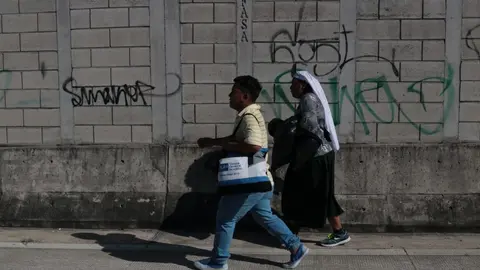 Hasta ahora son cuatro caravanas de salvadoreños los que han partido desde la capital, esperando cumplir un objetivo: mejorar su calidad de vida.