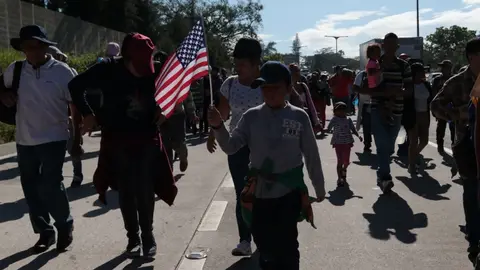 Mientras salvadoreños esperan llegar a Estados Unidos, el presidente Donald Trump asegura: "Nuestra frontera es sagrada, deben ingresar legalmente. Regresen".