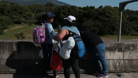 Llevar medicinas, cargar ropa cómoda con colores claros y llevar documentos vigentes para cruzar las fronteras fueron algunas de las recomendaciones que hicieron los integrantes de la caravana.