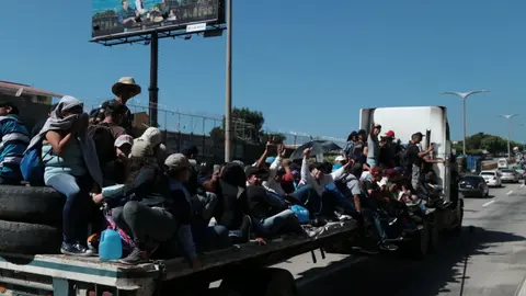 Para acortar el trayecto a pie, los últimos miembros de la caravana de salvadoreños buscaron una alternativa para llegar hasta la frontera.