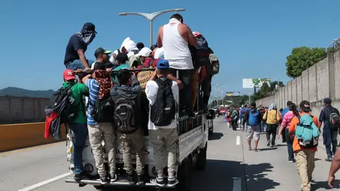 Decenas de salvadoreños se concentraron en la plaza capitalina esperando a los demás salvadoreños provenientes del interior del país para partir.