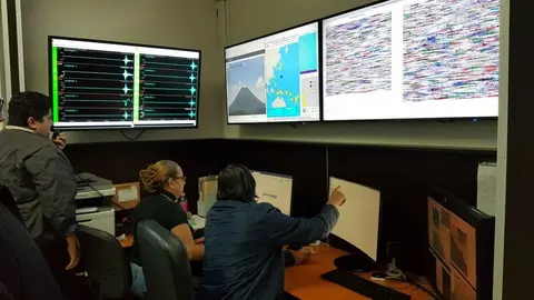 Especialista de MARN verifican los datos preliminares del sismo.