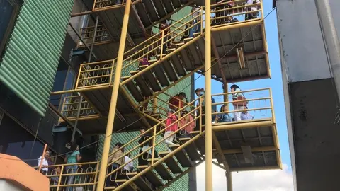 Las personas que estaban dentro de la Procuraduría General de la República (FGR) salieron por las escaleras de emergencia como método de protección.