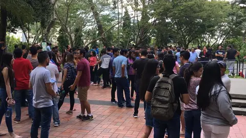 Decenas de personas salieron para evitar daños física.