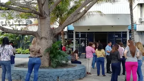 Empleados de la Asamblea Legislativa desalojan las oficinas luego de fuerte sismo.