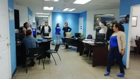 Empleados del Centro de Gobierno se disponen a salir del uno de los edificios para no correr riesgos tras el sismo,