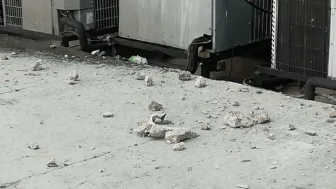 Parte de los escombros que cayeron del edificio.