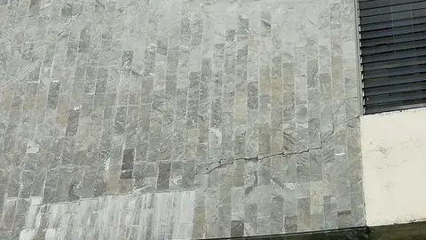 El edificio presentó una rajadura lo que podría significar algún tipo de riesgo de los empleados y usuarios.