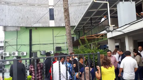 Personal de la Asamblea Legislativa salieron a unos de los corredores para prevenir daños humanos luego del sismo.