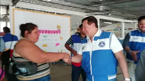El diputado Antonio Almendariz saludando a la gente antes de emitir su voto.