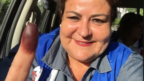 La diputada Margarita Escobar luego de votar publicó una foto invitando a que la población lo haga también.