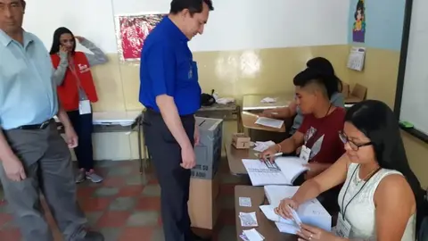 El diputado del PCN Mario Ponce emitió su voto en Cuscatlán.